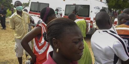 Familiares y amigos de los policías asesinados por un grupo armado lloran durante el traslado de los cadáveres en Lafia, Nigeria, el pasado jueves.