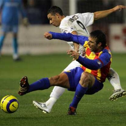 El valencianista Marchena (derecha) lucha un balón con Rubén Castro.