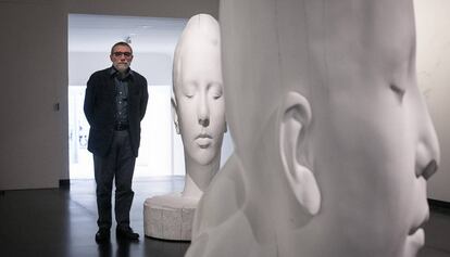 Jaume Plensa amb dues de les seves escultures a la galeria Senda de Barcelona.