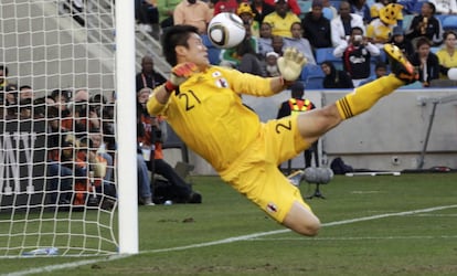 Los "oranje" no estaban causando apenas peligro hasta que  Kawashima no atajó un disparo fuerte pero centrado de Sneijder que acabó entrando en la portería nipona. El único gol de un triste partido que tuvo el tanto que se merecía.