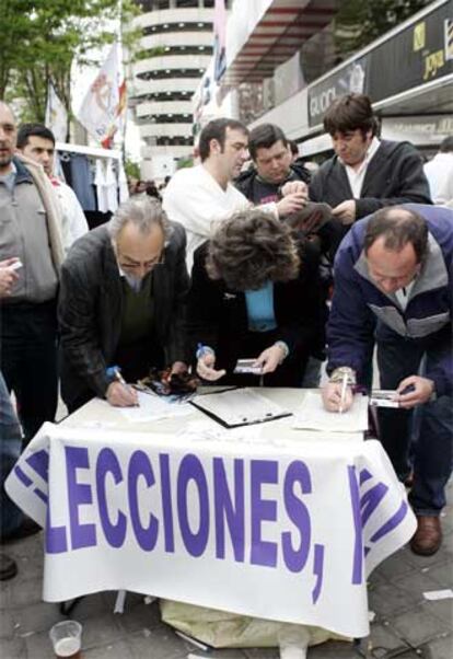 Un grupo de peñistas recoge firmas en favor de las elecciones.