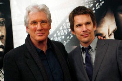 Los actores Richard Gere y Ethan Hawke asistieron al estreno en Nueva York de Brooklyn's Finest, su última película. Se trata de un violento drama policial, dirigido por Antoine Fuqua, en el que Gere encarna a un policía que está a una semana de jubilarse y tiene su vida personal destrozada.