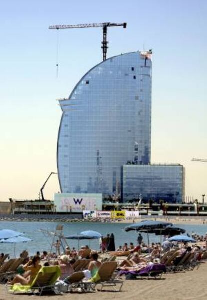 Vista desde la playa de la Barceloneta del hotel W de Barcelona, más conocido como Hotel Vela. EFE/Archivo