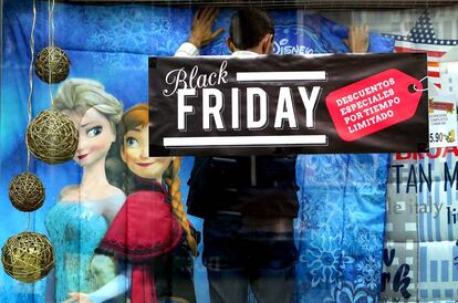 Un cartel anuncia el Black Friday en Madrid.