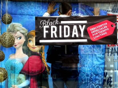 Un cartel anuncia el Black Friday en Madrid.