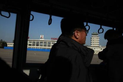 Un retrato de Kim Il Sung recibe a los escasos visitantes que llegan al aeropuerto de Pyongyang.