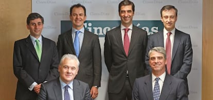 De pie, de izquierda a derecha, Alejandro Gonz&aacute;lez de Aguilar (Deloitte), Adolfo Est&eacute;vez Beneyto (Axesor Rating), Gonzalo G&oacute;mez Retuerto (BME) y Jos&eacute; Mar&iacute;a Dom&iacute;nguez (Banco Sabadell). Sentados,  Alfredo Blanco L&oacute;pez (Copasa) y Constantino G&oacute;mez (Arcano).