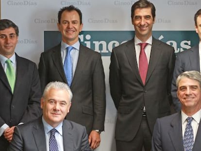 De pie, de izquierda a derecha, Alejandro Gonz&aacute;lez de Aguilar (Deloitte), Adolfo Est&eacute;vez Beneyto (Axesor Rating), Gonzalo G&oacute;mez Retuerto (BME) y Jos&eacute; Mar&iacute;a Dom&iacute;nguez (Banco Sabadell). Sentados,  Alfredo Blanco L&oacute;pez (Copasa) y Constantino G&oacute;mez (Arcano).