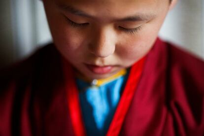 Temuulen, un joven monje budista, estudia textos religiosos en su habitación del monasterio de Amarbayasgalant (Mongolia).