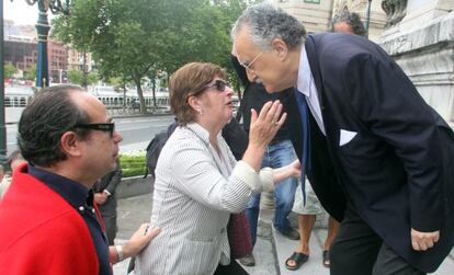 El alcalde de Bilbao, Iñaki Azkuna, saluda a los padres de Íñigo Cabacas ayer, en el Ayuntamiento.