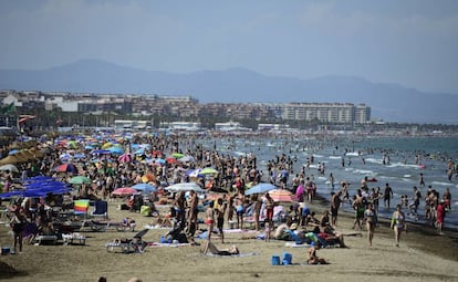 Turistas en la playa de la Malvarrosa