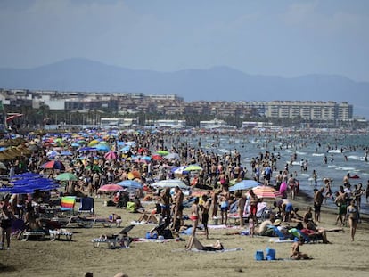 Turistas en la playa de la Malvarrosa