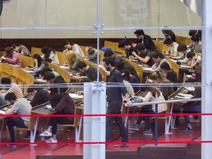 Estudiantes en un aula de la Universidad Pompeu Fabra