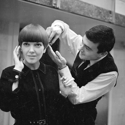 Su vinculación con la cultura pop de los 60 es innegable. Aquí le vemos arreglándole su perfecto bob a la mismísima Mary Quant, 'inventora' de la minifalda.