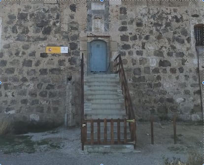 Entrada a la torre de San José, en Tabarca (Alicante), con el escudo de Carlos III, en una imagen de la Guardia Civil.