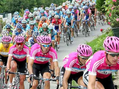 Varios ciclistas de T-Mobile, al frente del pelotón en una etapa del Tour.