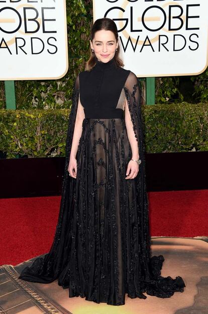 Emilia Clarke, con un vestido con capa de Valentino.