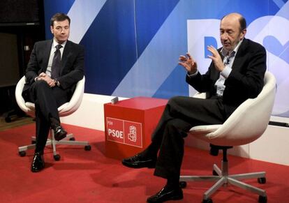 Tomás Gómez (izquierda) y Alfredo Pérez Rubalcaba, ayer en Madrid.