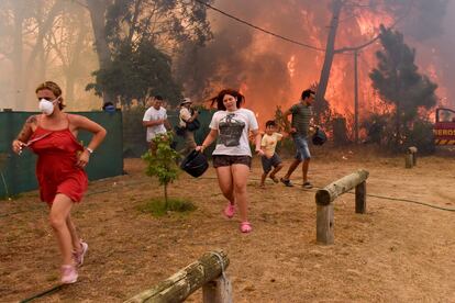 Un grupo de personas huye de un incendio forestal en La Floresta, Uruguay, el 26 de enero de 2023.