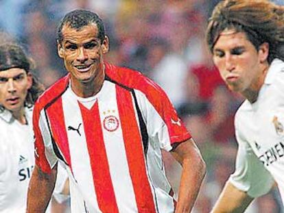 Rivaldo, ante Sergio Ramos en un Madrid-Olympiacos.