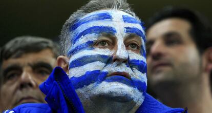 Un aficionado griego, antes del comienzo del Rumanía-Grecia en Bucarest.