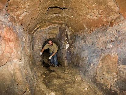 Fernando Hidalgo, uno de los investigadores de la empresa Monumentos Alavista, recorre el llamado Conducto Real.