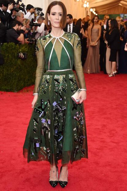 La actriz Sarah Paulson, de verde y con incrustaciones.