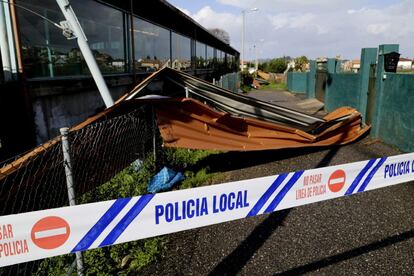 El tejado del club de tenis de Sabarís, en la parroquia de Santa Cristina de La Ramallosa, (Baiona) salió disparado debido al temporal de viento que afecta a toda Galicia.