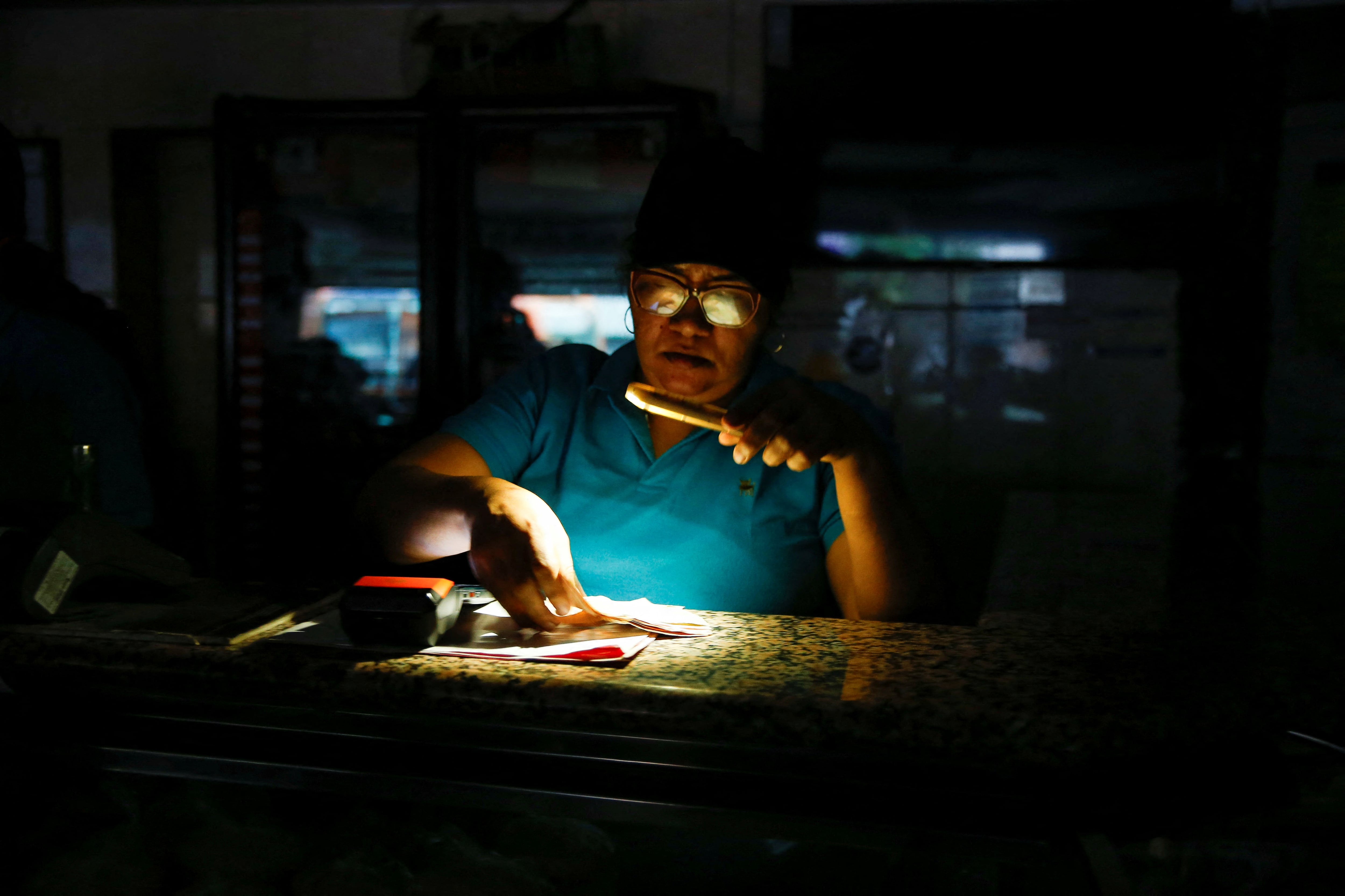 El 80% de Venezuela se queda sin electricidad y el Gobierno denuncia un sabotaje 