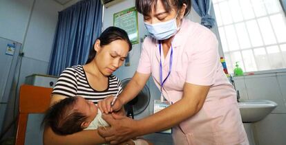 Un bebé recibe una vacuna en la región china de Guangxi.
