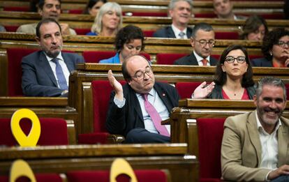 Iceta, en segunda fila, este jueves durante el pleno del Parlament.