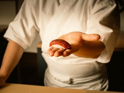 El cocinero Steven Wu presenta un nigiri de atún. Imagen proporcionada por el restaurante Sen Omakase.