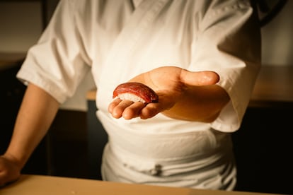 El cocinero Steven Wu presenta un nigiri de atún. Imagen proporcionada por el restaurante Sen Omakase.