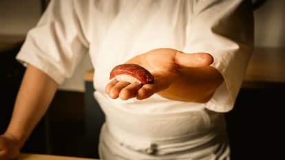 El cocinero Steven Wu presenta un nigiri de atún. Imagen proporcionada por el restaurante Sen Omakase.