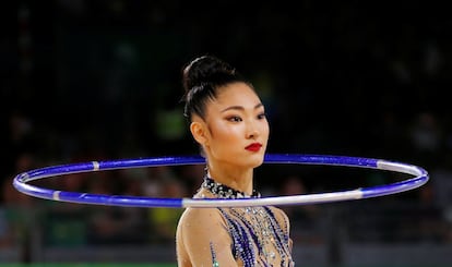 Enid Sung de Australia compite en la prueba de aro de gimnasia rítmica durante los Juegos de la Commonwealth, en Gold Coast (Australia), el 13 de abril de 2018.