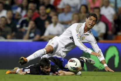 Cristiano Ronaldo pelea por el control del balón con Tito.