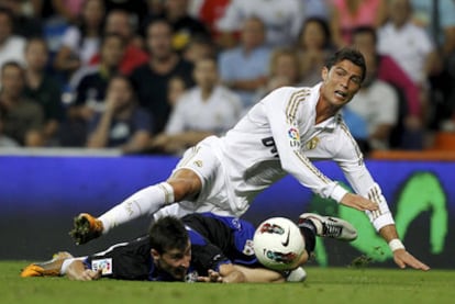 Cristiano Ronaldo pelea por el control del balón con Tito.