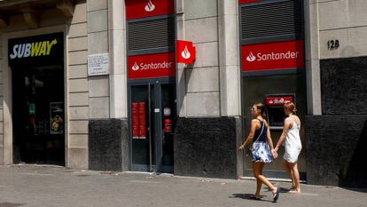 Vista de la oficina bancaria del Banco de Santander. EFE/Quique Garcia/Archivo