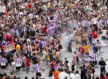 Los seguidores del Valladolid celebran el triunfo en la Plaza Zorrilla