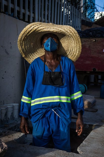 Wilson, 44 anos, é operário de manutenção em estradas e esgotos e trabalha para uma empresa terceirizada pela Prefeitura de Salvador. "Com a chegada do corona o trabalho para nós aumentou. As ruas e as estradas ficam mais vazias, tem menos carros e 'buzus' [ônibus na gíria baiana], então dá para fazer nosso trabalho mais rápido."