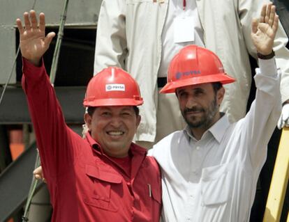 El presidente venezolano, Hugo Chávez,  y su homólogo iraní, Mahmud Ahmadinejad, durante la inauguración de una perforación petrolífera en San Tomé, Venezuela el  18 de septiembre de 2006.