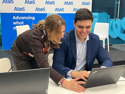 Raquel Acedo y Alejandro Garzón, trabajadores de Atos.