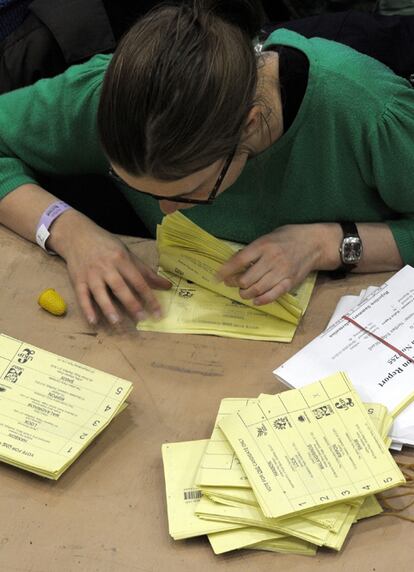 Una mujer escruta votos en la localidad de Ponds Foprge, en Sheffield, al norte de Inglaterra.