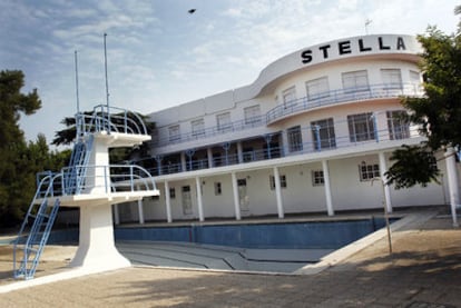 El trampolín sin tablones de la piscina Stella, inaugurada en 1947 y que permanece cerrada desde hace cuatro años.