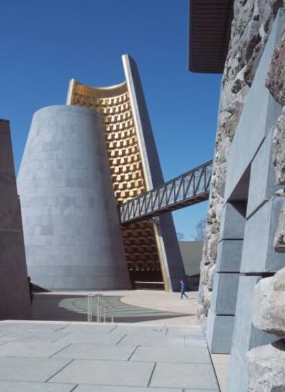 El ‘volcán metafórico’ del vienés hans hollein (página anterior) para el parque temático vulcania (auvernia, francia, 2002). |