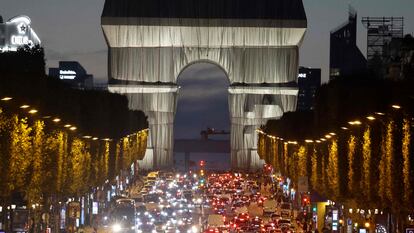 El Arco del Triunfo de París, el pasado 29 de septiembre envuelto en una tela, en un proyecto ideado por el artista Christo.