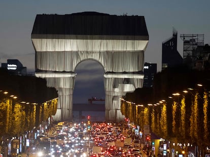 El Arco del Triunfo de París, el pasado 29 de septiembre envuelto en una tela, en un proyecto ideado por el artista Christo.