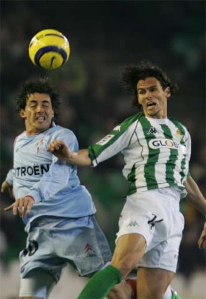 Javi Guerrero (a la izquierda) y Capi saltan a cabecear el balón.