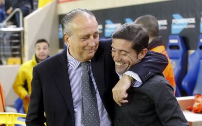 El presidente del Villarreal, Fernando Roig, abraza a Marcelino. 