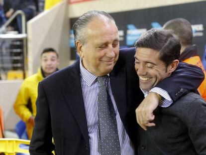 El presidente del Villarreal, Fernando Roig, abraza a Marcelino.